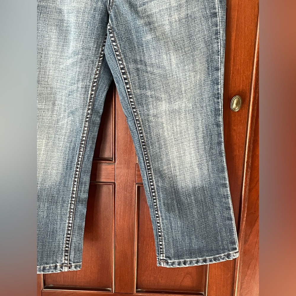 Refuge Classic Medium Wash Cropped, Distressed Denim Jeans Juniors Size 9 - Picture 7 of 15